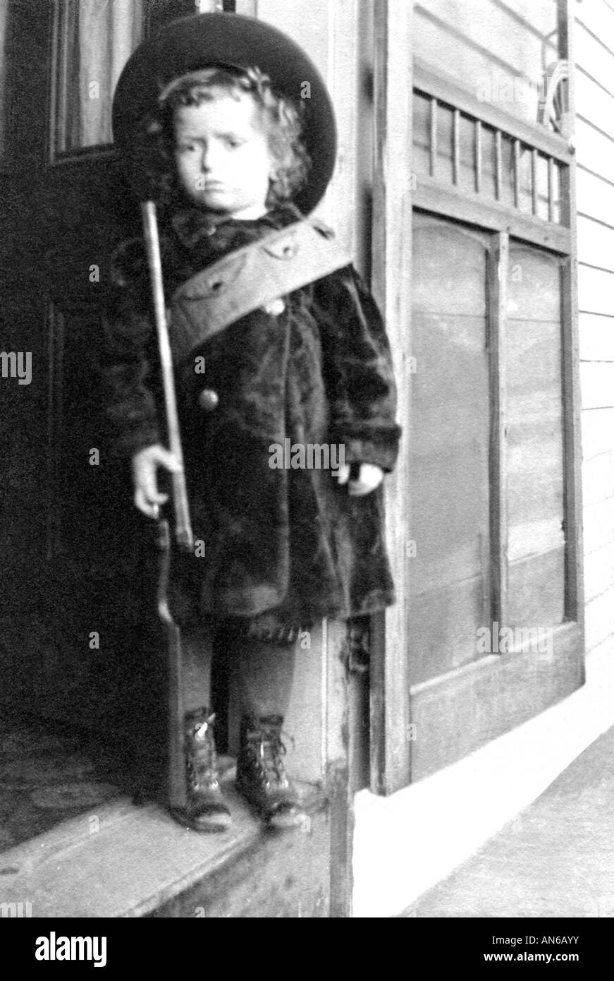 Boy in New Bedford, Massachusetts, porte autour de 1910 Banque D'Images