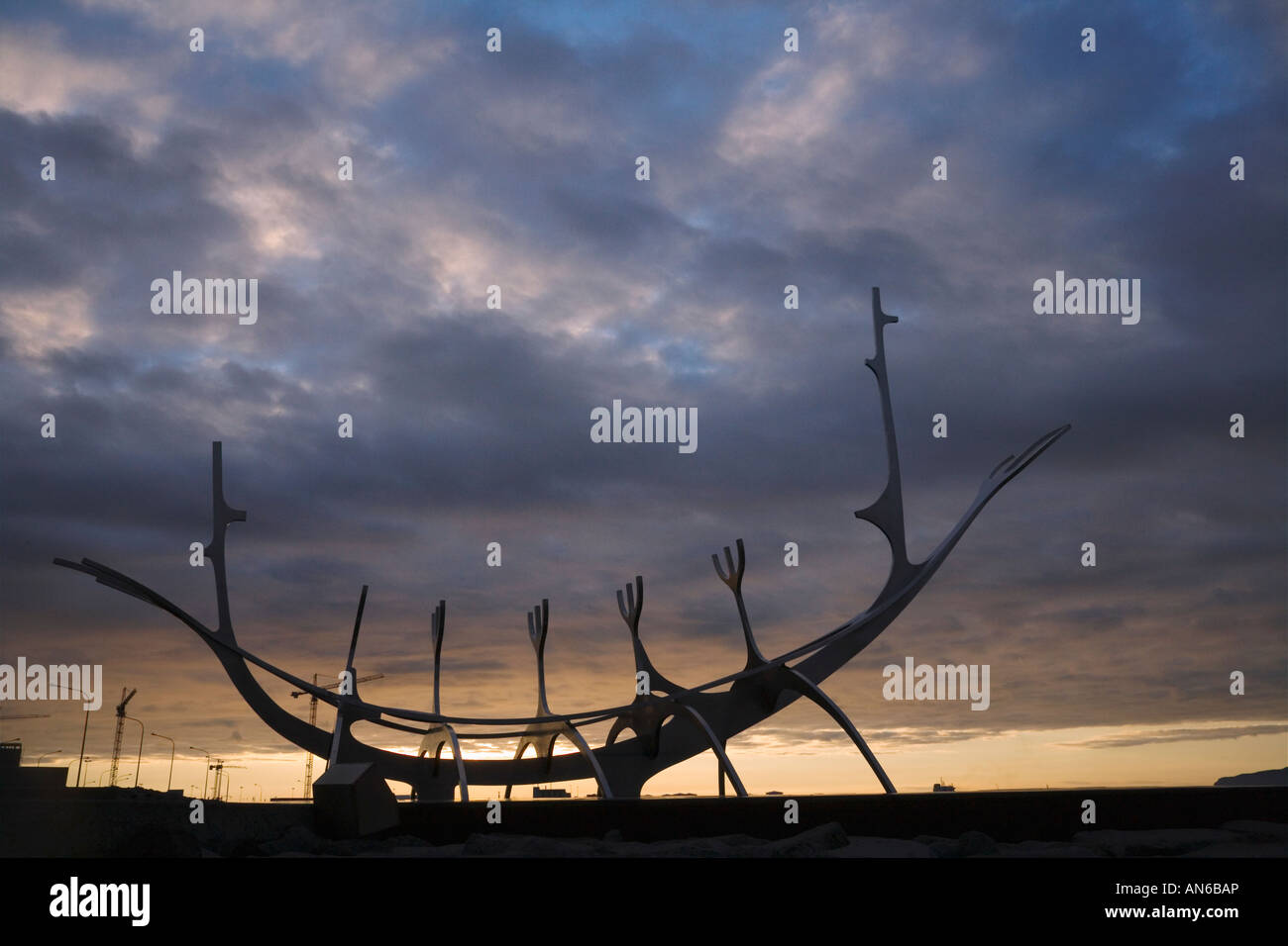 Harbourside sculpture d'un bateau viking, le travail de l'Artilleur Jon Arnason, Reykjavik, Islande Banque D'Images