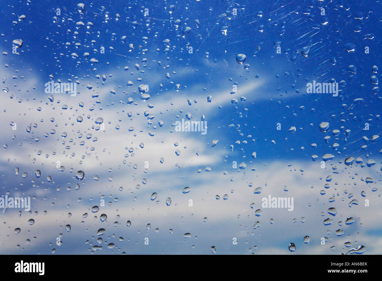 Gouttes de pluie sur la fenêtre de l'avion après la tempête Banque D'Images