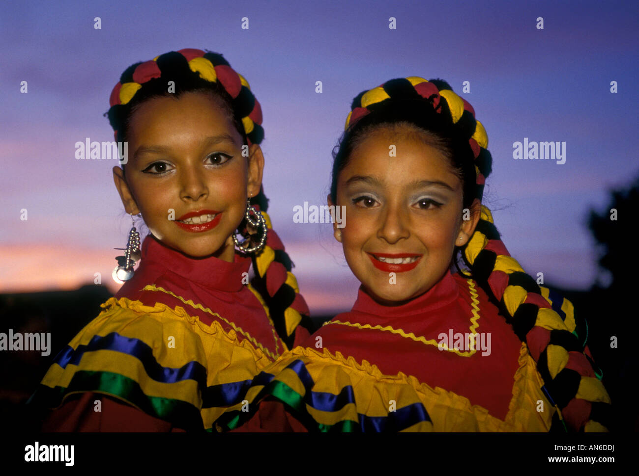 2, 2, les filles, le contact oculaire, vue avant, le contact oculaire, front view, portrait, National Hispanic Cultural Center, Albuquerque, New Mexico, United States Banque D'Images