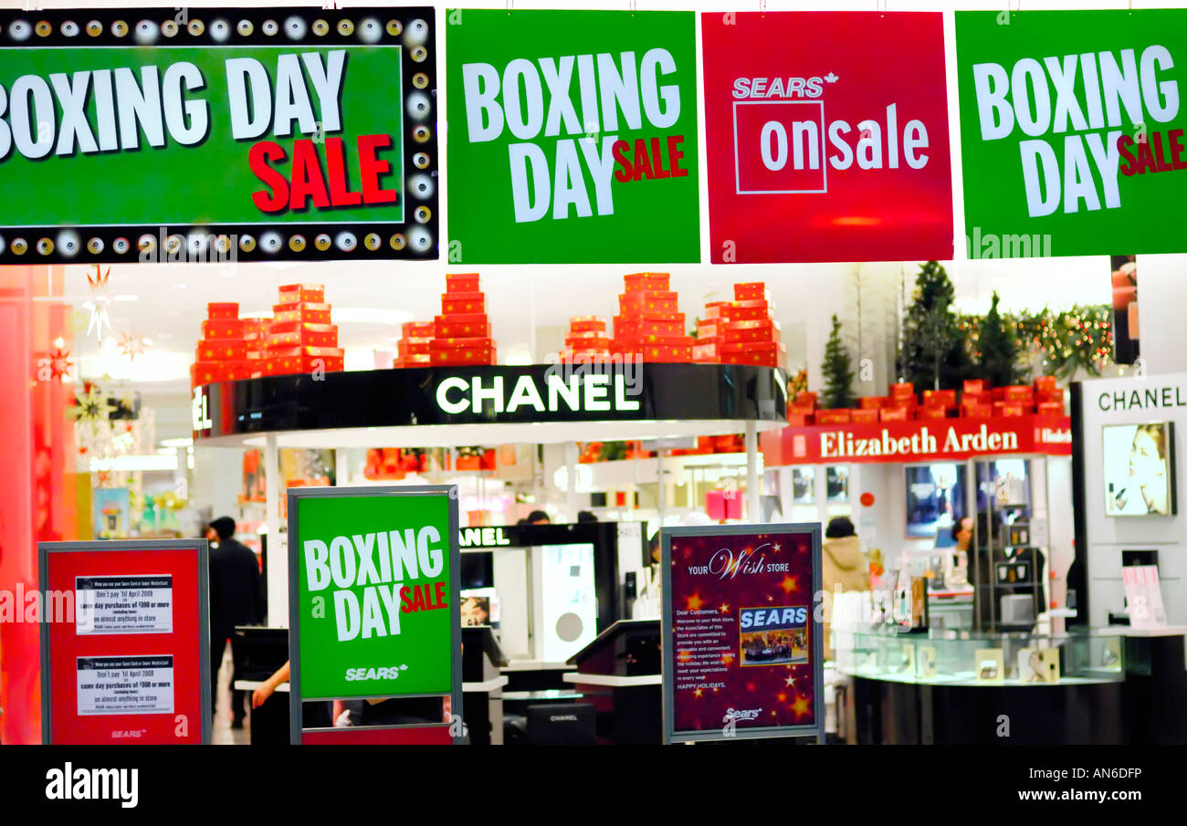 Boxing Day signes de vente dans un centre commercial durant les vacances de Noël Banque D'Images