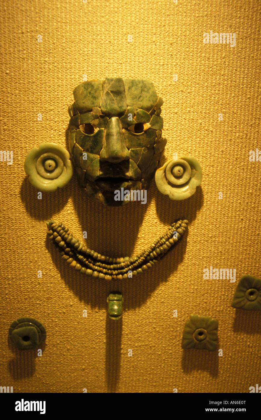 Masque funéraire de jade mayas et des ornements de Calakmul, Museo de Cultura Maya en Fuerte de San Miguel fort, Campeche, Mexique Banque D'Images