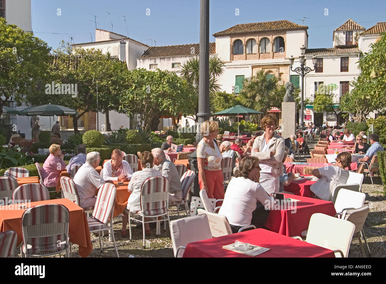 Marbella Costa del Sol Espagne Cafe la vie dans le carré orange Banque D'Images