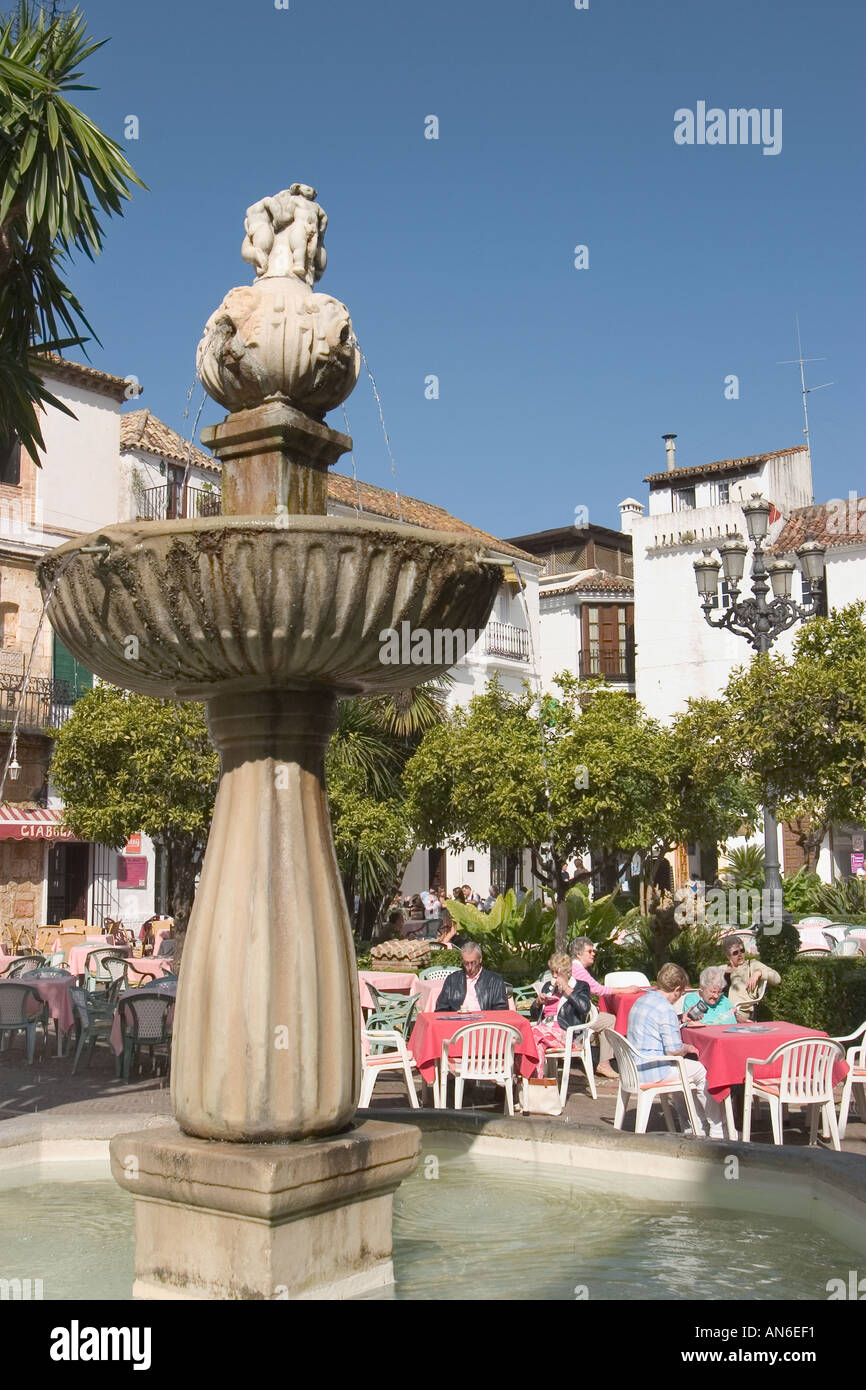 Marbella Costa del Sol Espagne Cafe la vie dans le carré orange Banque D'Images