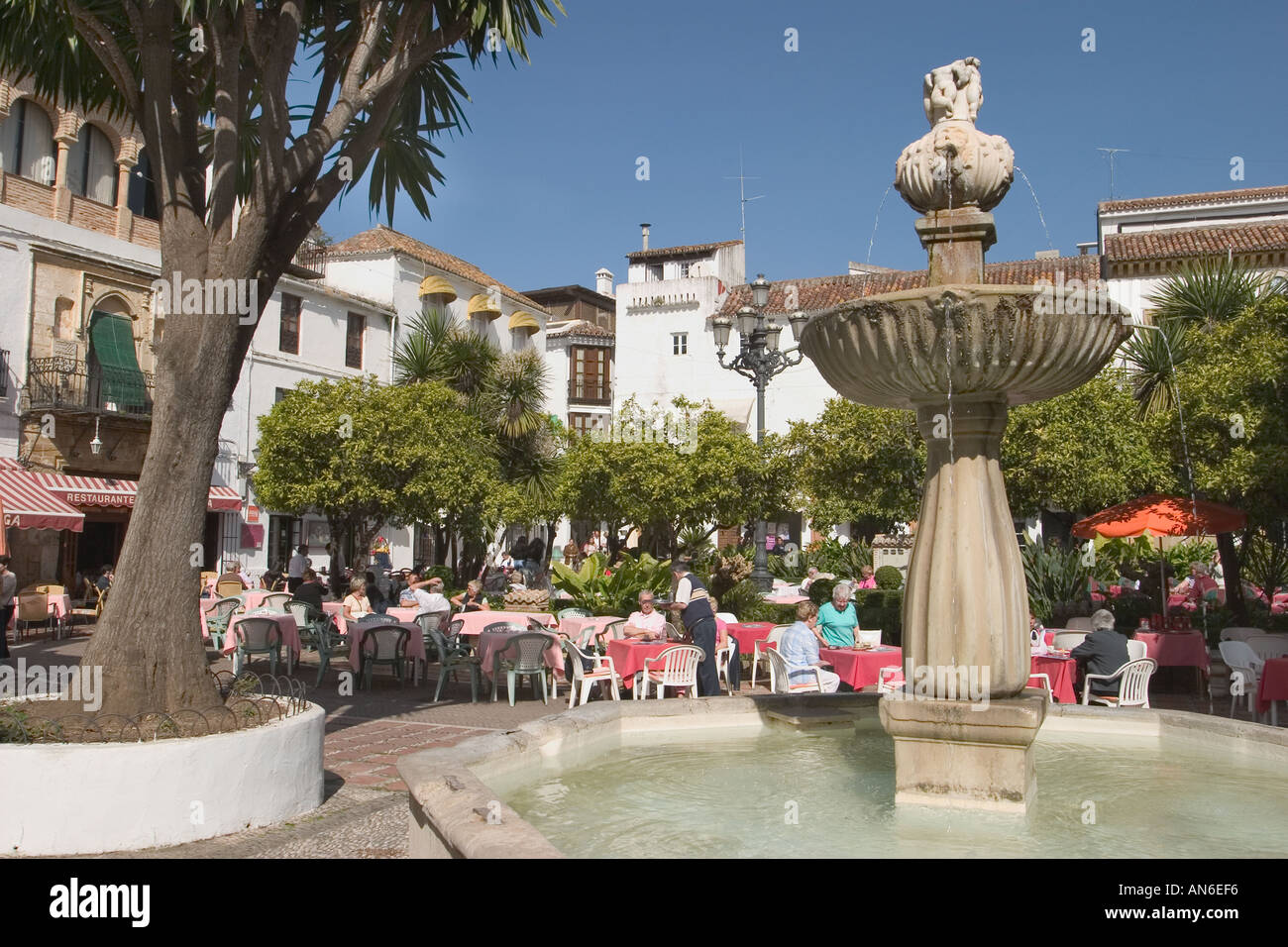 Marbella Costa del Sol Espagne Cafe la vie dans le carré orange Banque D'Images