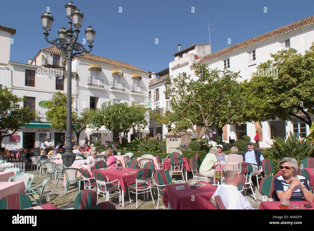 Marbella Costa del Sol Espagne Cafe la vie dans le carré orange Banque D'Images