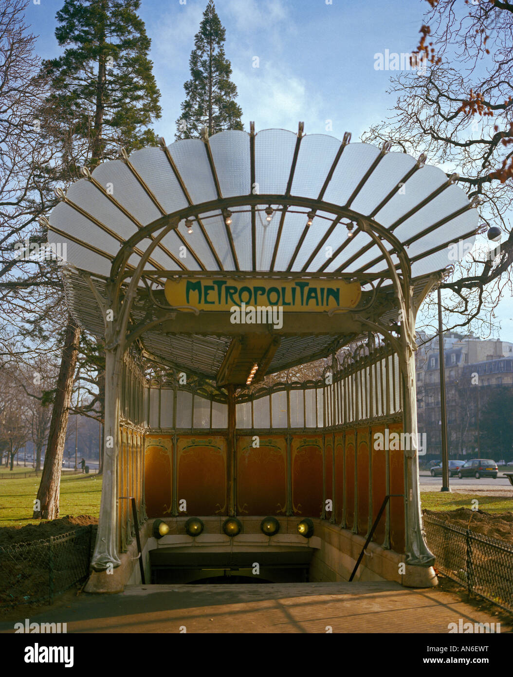 Ancienne entrée du métro Bois de Boulonge créé par l'architecte parisien Hector Guimard Banque D'Images