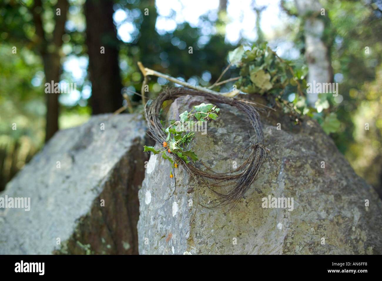 Offres celtique sur le tombeau de Merlin, forêt de Paimpont, Bretagne, France Banque D'Images