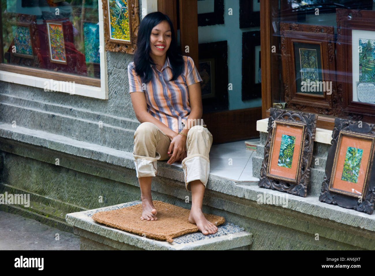 Femme en face du magasin d'Art Ubud Bali Indonésie Banque D'Images