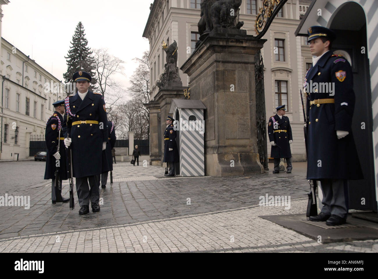 Les gardes du château se tiennent fermement pendant le processus de changement des gardes à l'entrée principale du château de Prague en République tchèque Banque D'Images