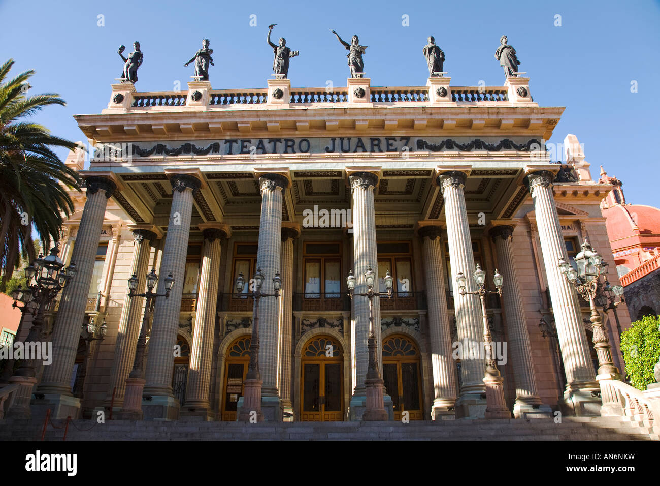 Mexique Guanajuato extérieur de Teatro Juarez théâtre landmark building proche centre ville colonnes doriques des statues de muses Banque D'Images