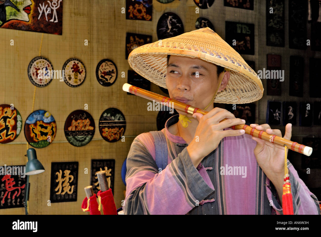Reed Flute player P R de la Chine Guilin Banque D'Images