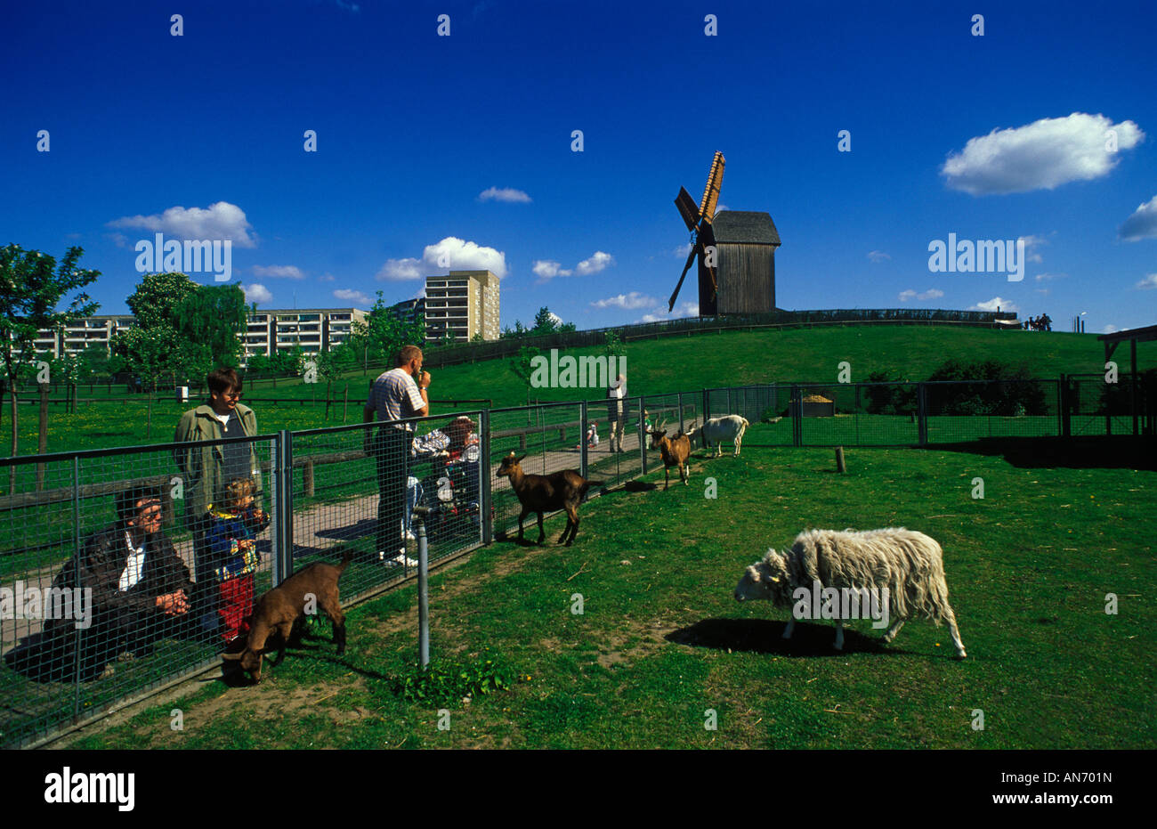 Berlin. Marzahn. Doerfliches Alt-Marzahn. Windmühle. Alt-Marzahn Village avec moulin sur une colline. Banque D'Images