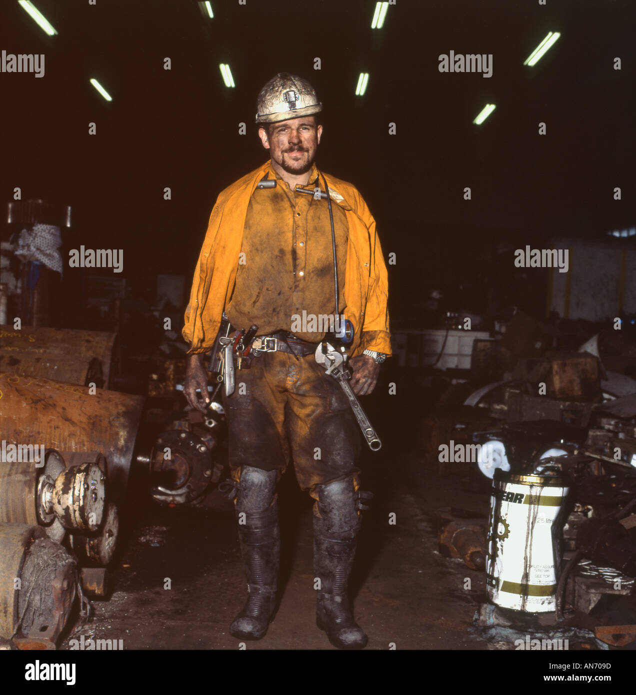 Un mineur porte un casque et une ceinture à outils dans l'atelier de  machines de la mine de charbon Betws, Ammanford, Carmarthenshire, pays de  Galles du Sud, Royaume-Uni KATHY DEWITT Photo Stock -