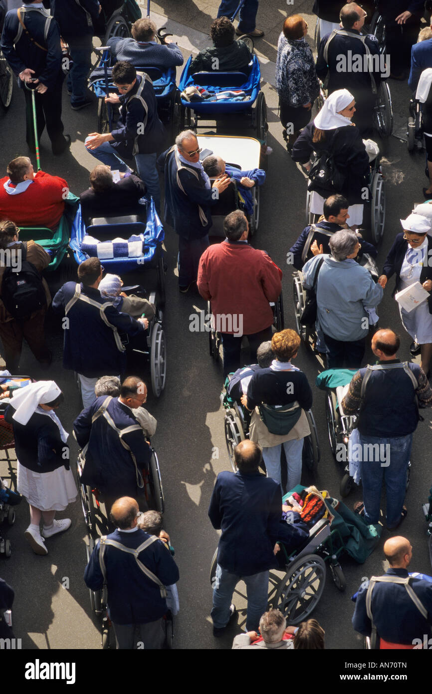 France Lourdes Esplanade du Rosaire pèlerins handicapés en fauteuil roulant rassemblement après la messe du dimanche Banque D'Images