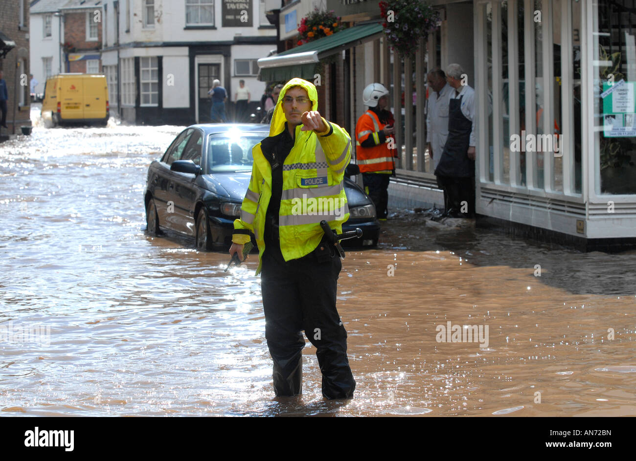 Policier diriger les gens pendant les inondations dans la région de Tenbury Wells Juin 2007 Banque D'Images