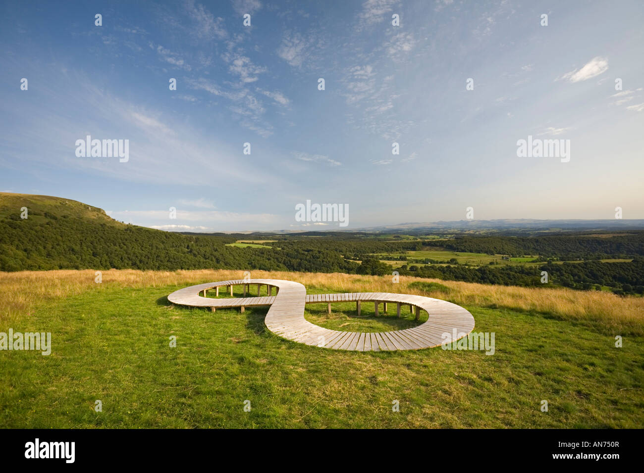 Land Art dans un pré (Puy de Dôme - France). Sculpture Lemniscate . La figure. Concept. Banque D'Images