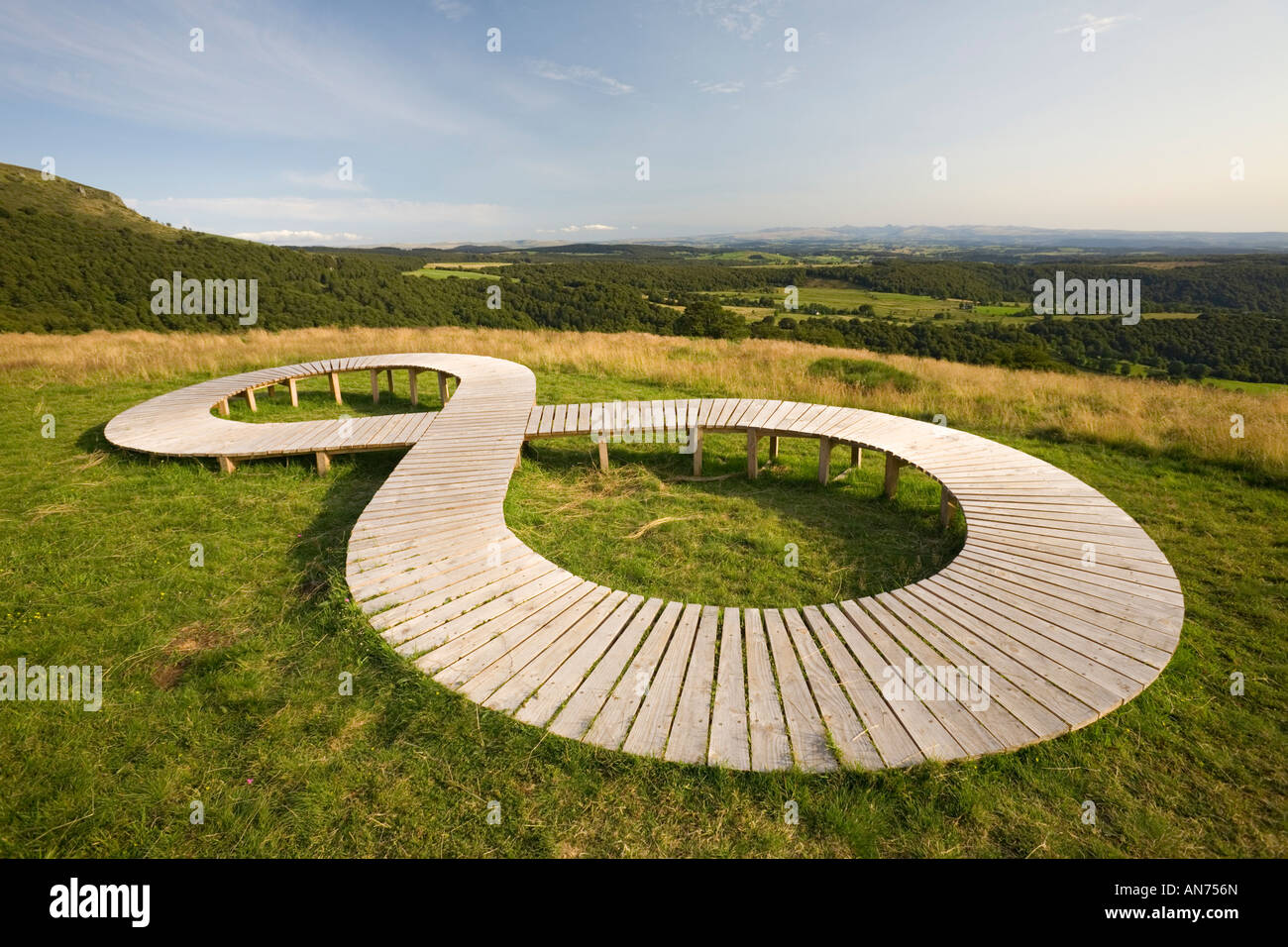 Land Art dans un pré (Puy de Dôme - France). Sculpture Lemniscate . La figure. Concept. Banque D'Images Land Art dans un pré (Puy de Dôme - France). Sculpture Lemniscate . La figure. Concept. Banque D'Images
