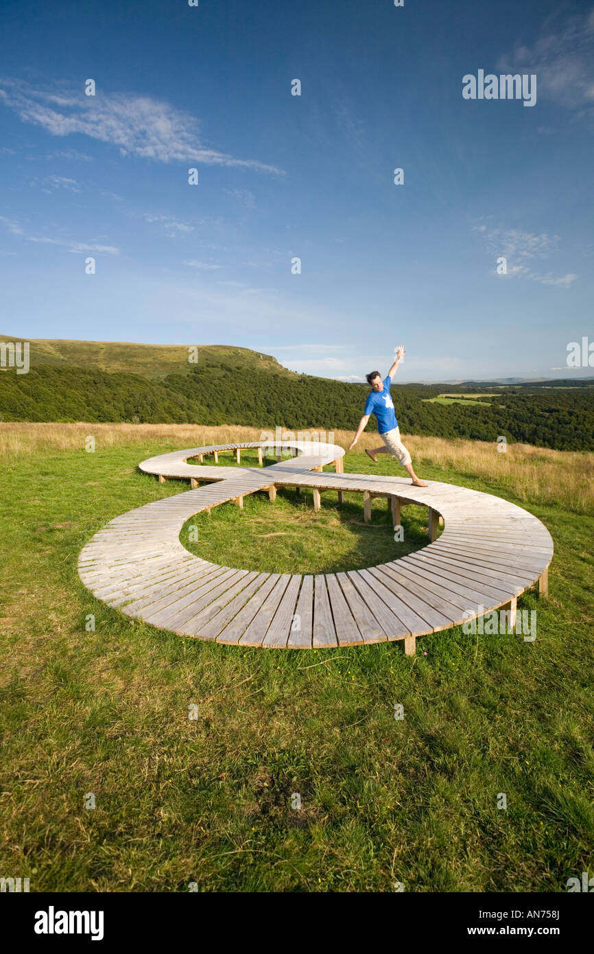 Land Art dans un pré (Puy de Dôme - France). Sculpture Lemniscate . La figure. Concept. Banque D'Images Land Art dans un pré (Puy de Dôme - France). Sculpture Lemniscate . La figure. Concept. Banque D'Images