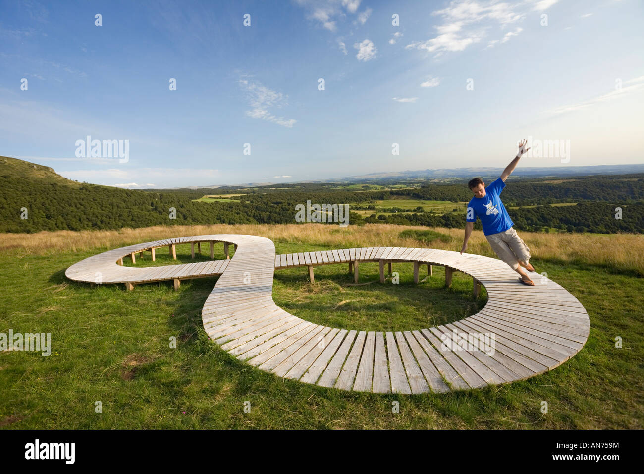 Land Art dans un pré (Puy de Dôme - France). Sculpture Lemniscate . La figure. Concept. Banque D'Images Land Art dans un pré (Puy de Dôme - France). Sculpture Lemniscate . La figure. Concept. Banque D'Images