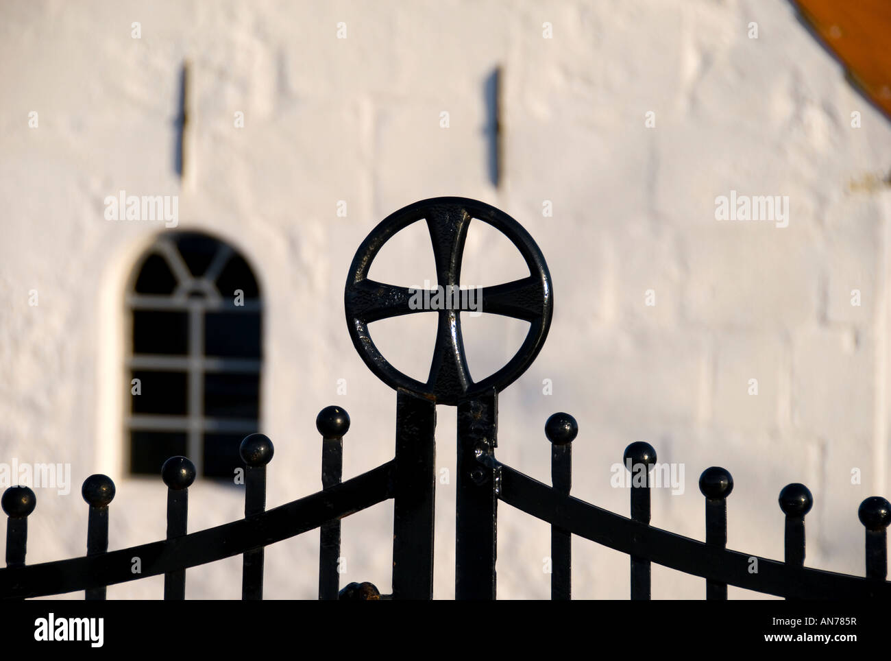 Heaten Vieux Soleil signe à la porte d'une petite église du village de Jutland au Danemark Banque D'Images