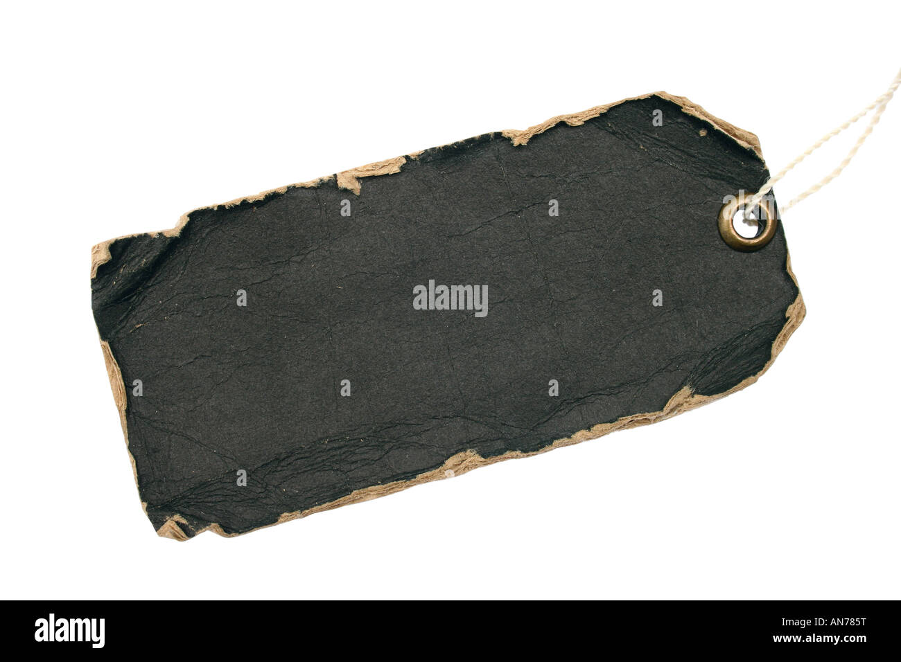 Grunge black tag avec fil de coton isolé sur fond blanc Banque D'Images