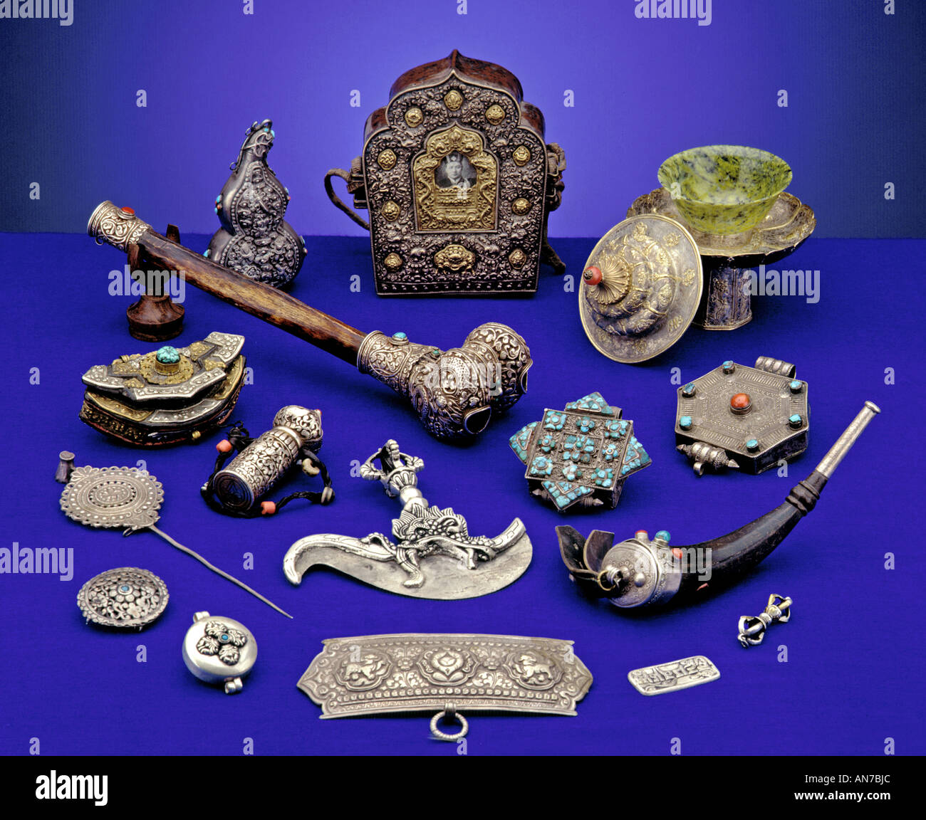 Argent tibétain objets rituels bouddhistes avec le corail rouge TURQUOISE Boîtes Gau Jade Plateau Tasse trompette cuisse Banque D'Images