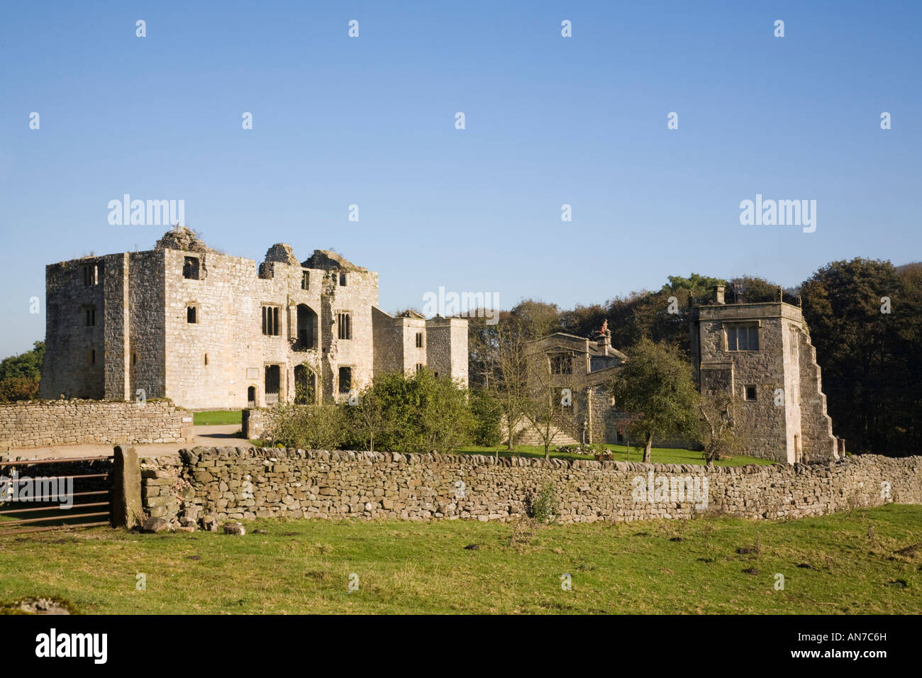 Barden Tower ruines medieval lodge plus tard maison au Yorkshire Dales National Park. Barden Wharfedale North Yorkshire Angleterre Royaume-uni Grande-Bretagne Banque D'Images