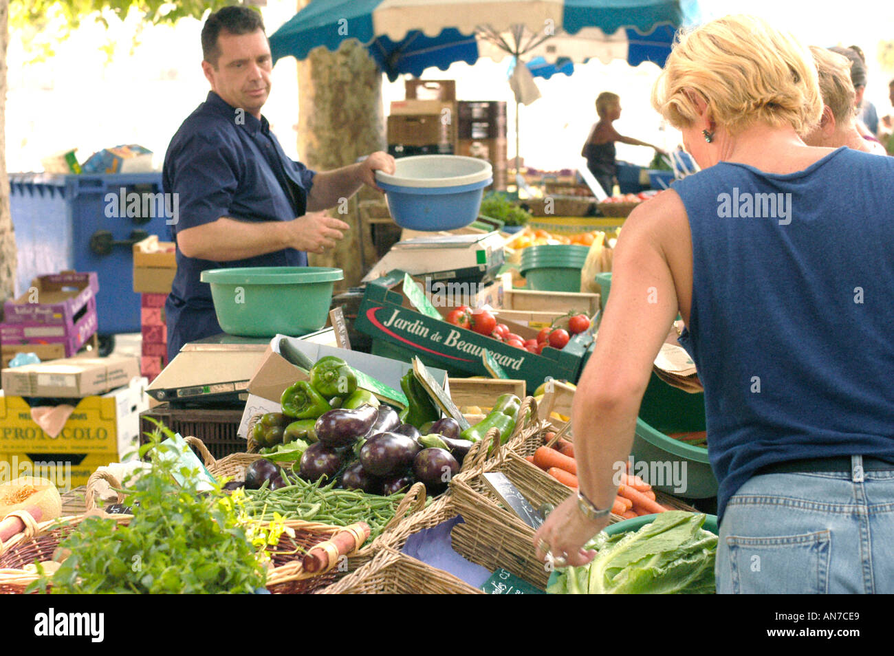 Montpelier FRANCE, Homme vendant des légumes au marché alimentaire en plein air en Provence Femme Shopping, shopper choisissant des marchandises, fermiers France Banque D'Images