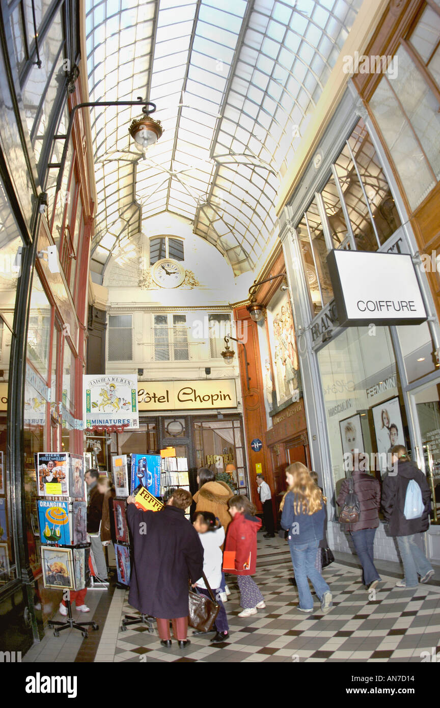 Paris FRANCE, foule, shopping familial dans le vieux centre commercial, passage Jouffroy dans la zone commerciale des grands Boulevards » france Banque D'Images