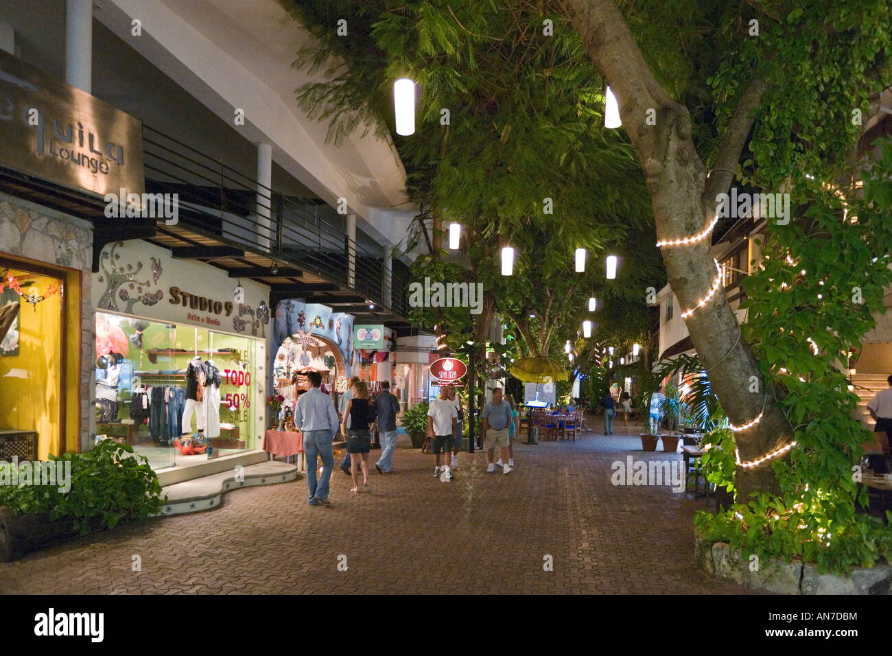 Boutiques juste à côté de la 5ème Avenue la nuit , Playa del Carmen, Riviera Maya, péninsule du Yucatan, Quintana Roo, Mexique, Côte Des Caraïbes Banque D'Images