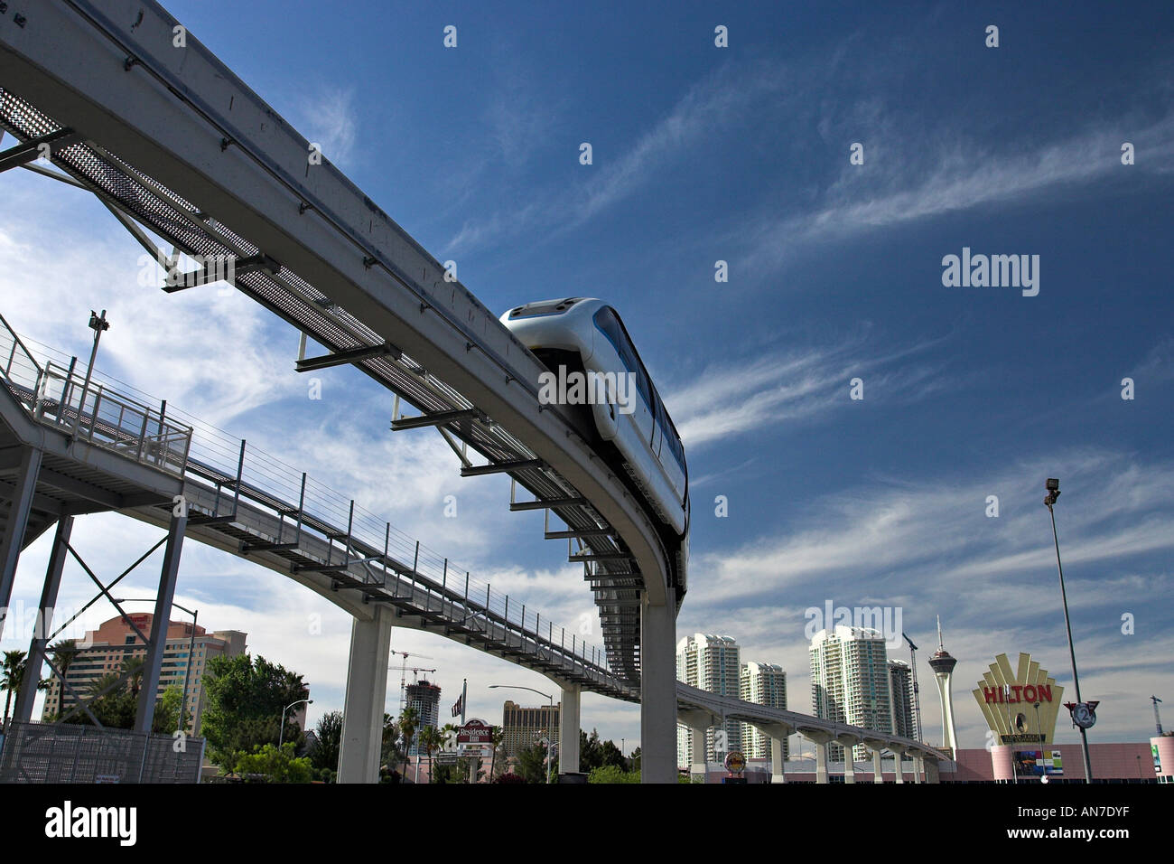 Las Vegas Monorail la voie et le train blanc en allant vers le nord Banque D'Images