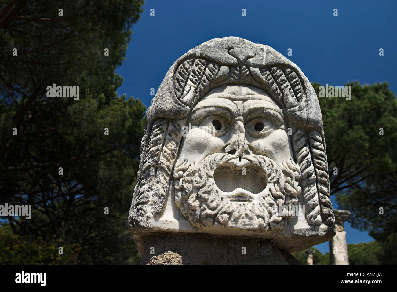 Masque en pierre sculptée et décorée que la publicité pour le théâtre grec antique Theatre Banque D'Images