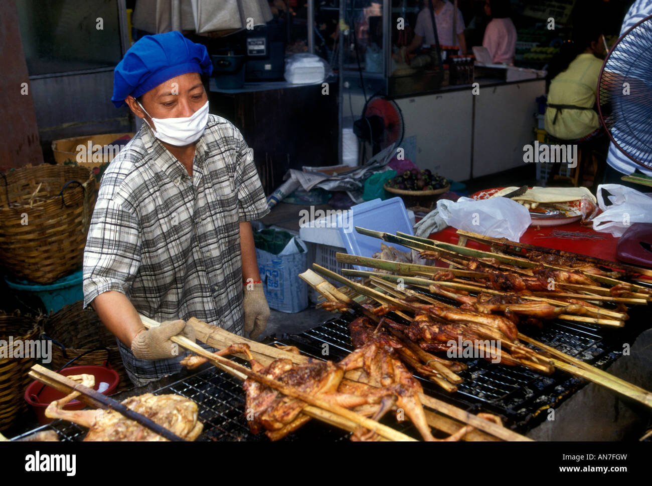 Femme thaïlandaise, femme adulte, la cuisson des aliments, vendeur, Chatuchak Weekend Market, marché de Chatuchak, Bangkok, Bangkok, Thaïlande, Province Sud-est de l'Asie, l'Asie Banque D'Images