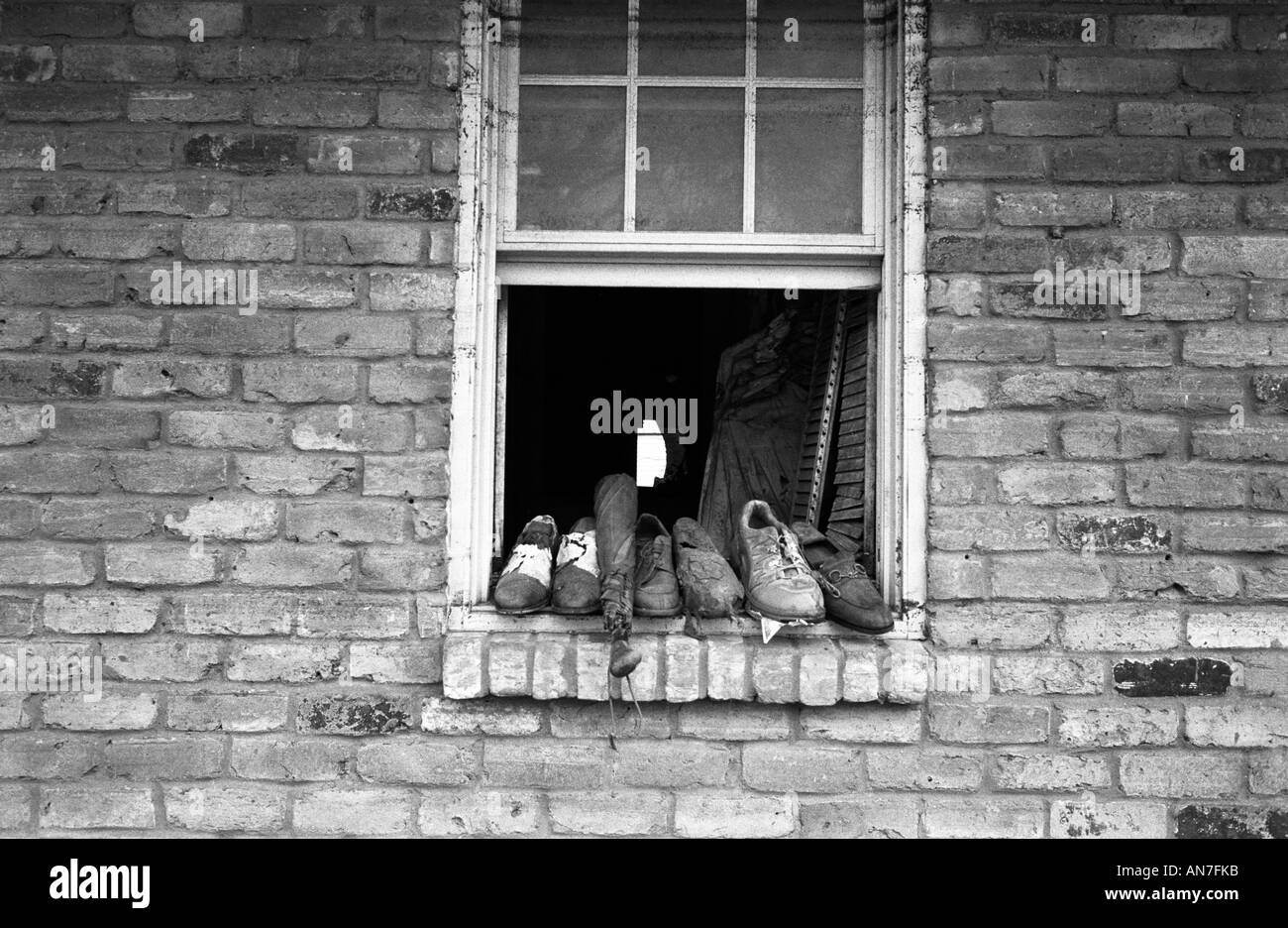 La Nouvelle Orléans 6 mois après Katrina, les inondations à chambre de paires de chaussures sur le rebord de la sécher Banque D'Images