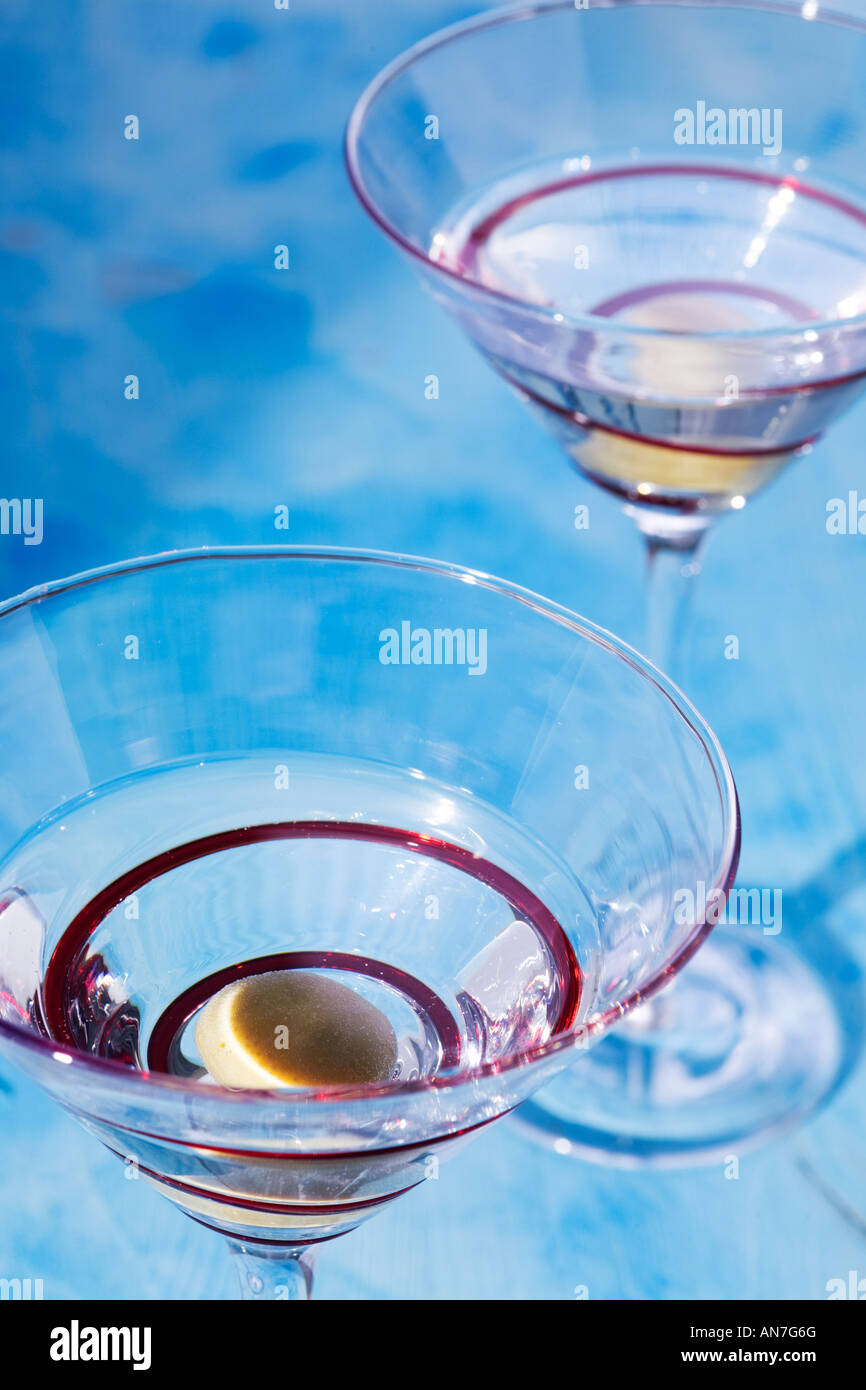 Les martinis avec olives en verres soufflé Banque D'Images