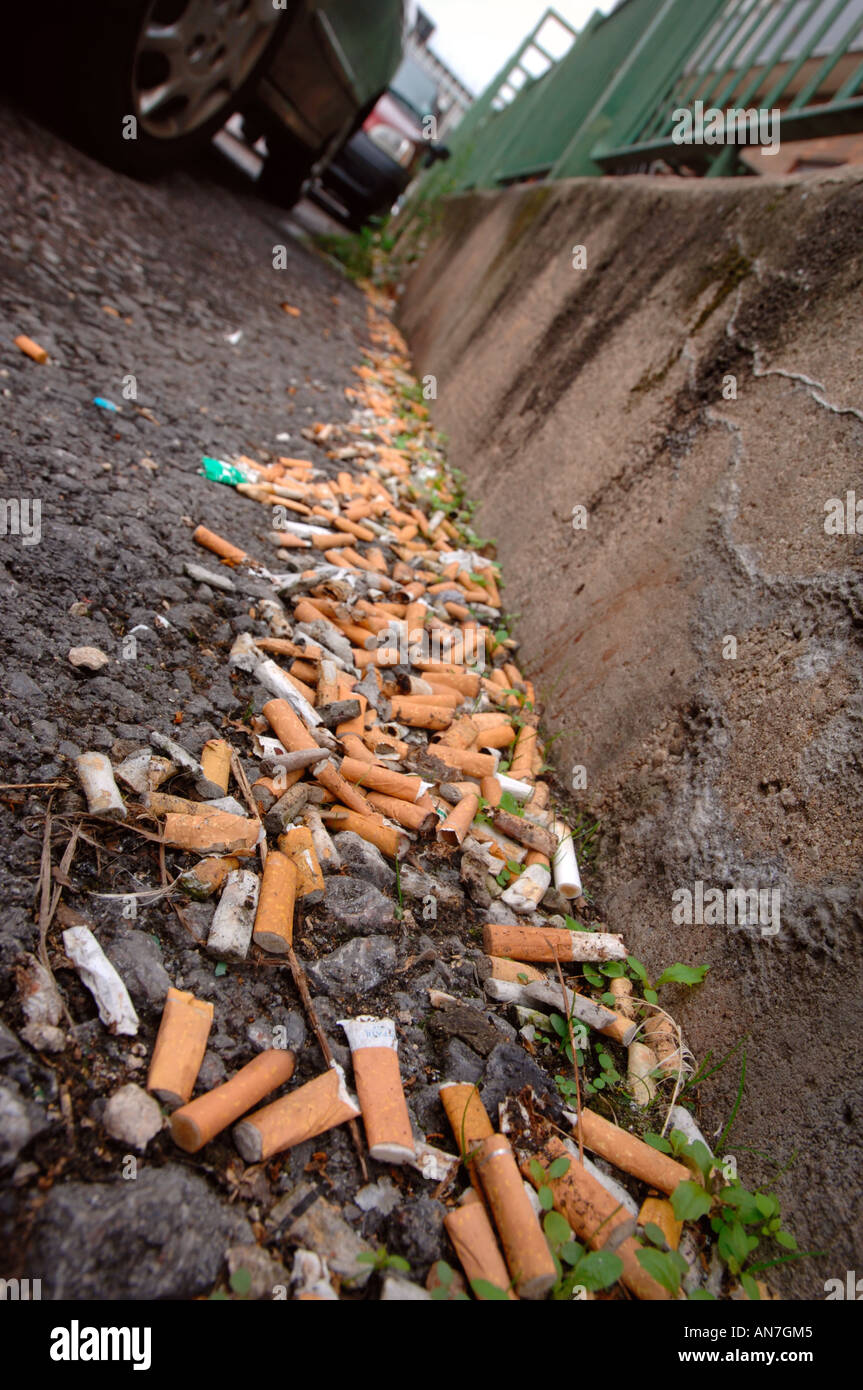 Pas de mégots gisant dans le caniveau DANS UN EMPLACEMENT URBAIN UK Banque D'Images