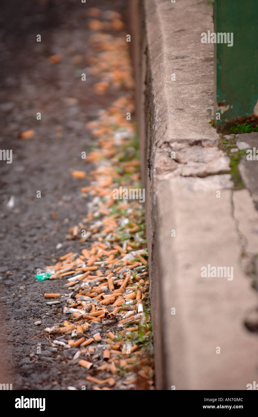 Pas de mégots gisant dans le caniveau DANS UN EMPLACEMENT URBAIN UK Banque D'Images