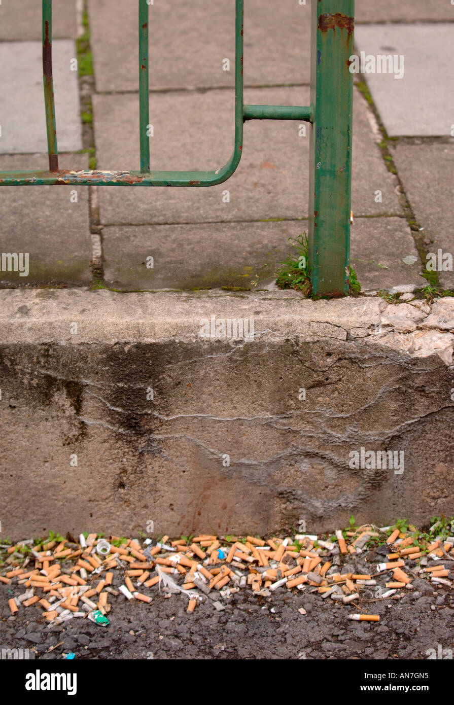 Pas de mégots gisant dans le caniveau DANS UN EMPLACEMENT URBAIN UK Banque D'Images