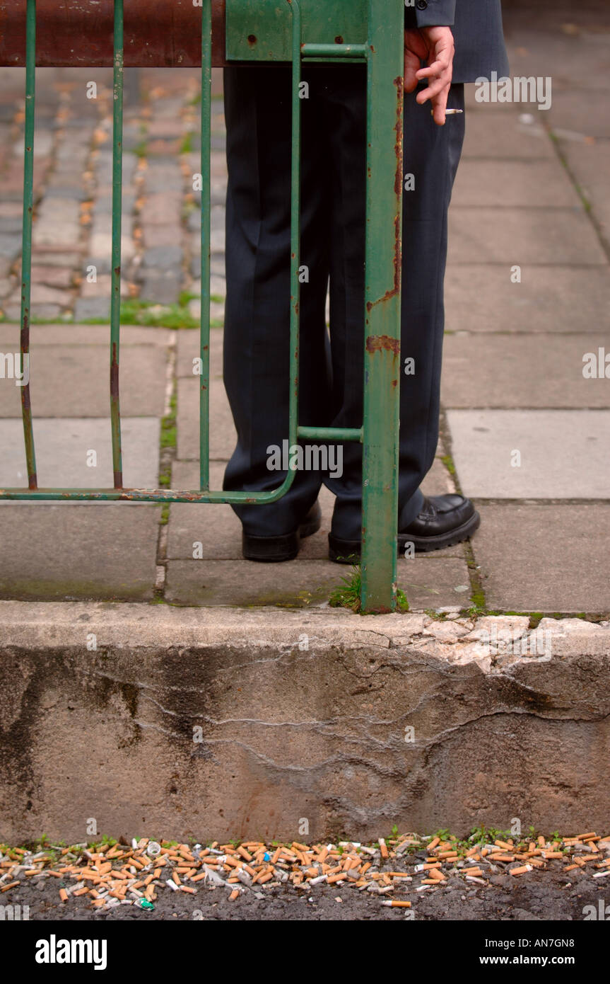 Pas de mégots gisant dans le caniveau DANS UN EMPLACEMENT URBAIN UK Banque D'Images