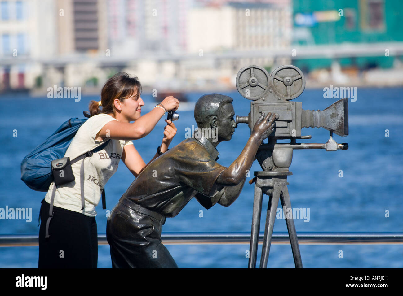 Touriste à prendre des photos à côté de la statue sur le caméraman de l'Avenue des Stars Kowloon Hong Kong, Chine Banque D'Images