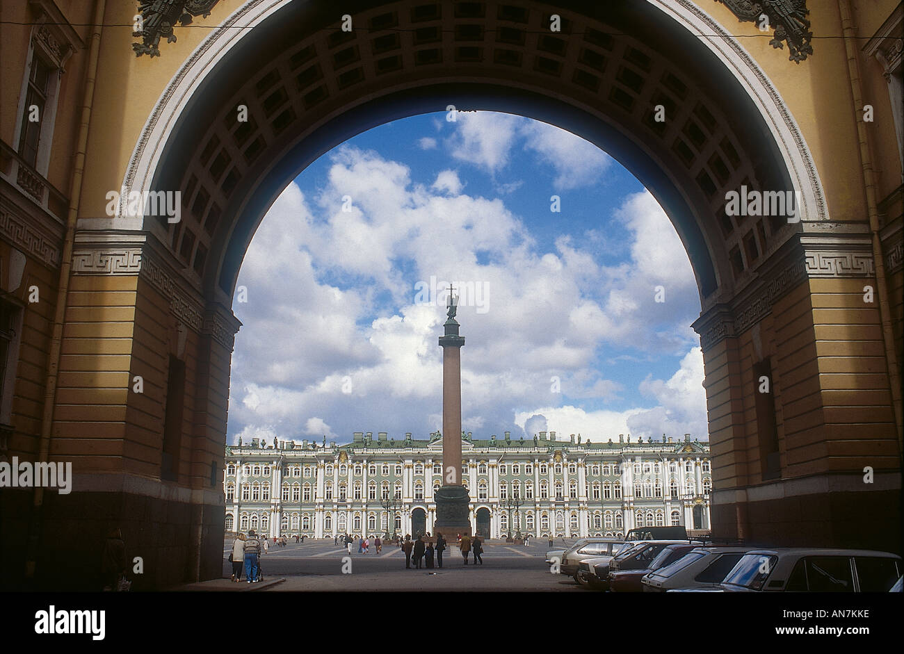 Une partie de la façade de l'Hermitage vue au-delà de la colonne Alexandre grâce à l'arche de l'ancien bâtiment de l'état-major de la Place du Palais Banque D'Images