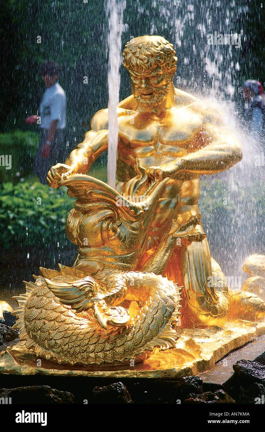 Détail de la fontaine de Neptune doré créé dans les années 1650 pour célébrer la fin de la guerre de Trente Ans dans le jardin supérieur du Grand Palais de Petrodvorets à Peterhof St Petersburg Banque D'Images
