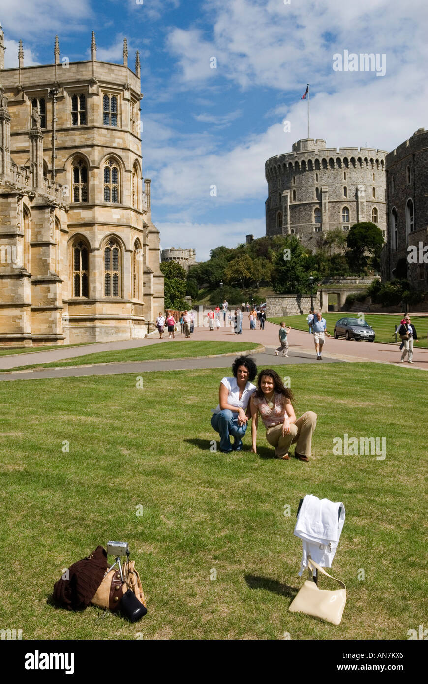 Château de Windsor, chapelle St Saint Georges à gauche et Tour ronde, touristes prenant une photo d'eux-mêmes. Panneau « ne pas approcher de l'herbe » sur les housses de tee-shirt. ROYAUME-UNI. Banque D'Images