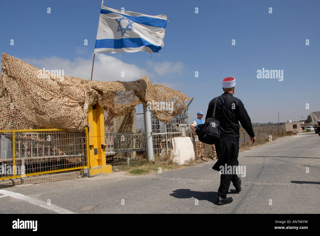 Un membre de la communauté druze passe le passage frontalier de Quneitra sur les hauteurs du Golan entre Israël et la Syrie Banque D'Images