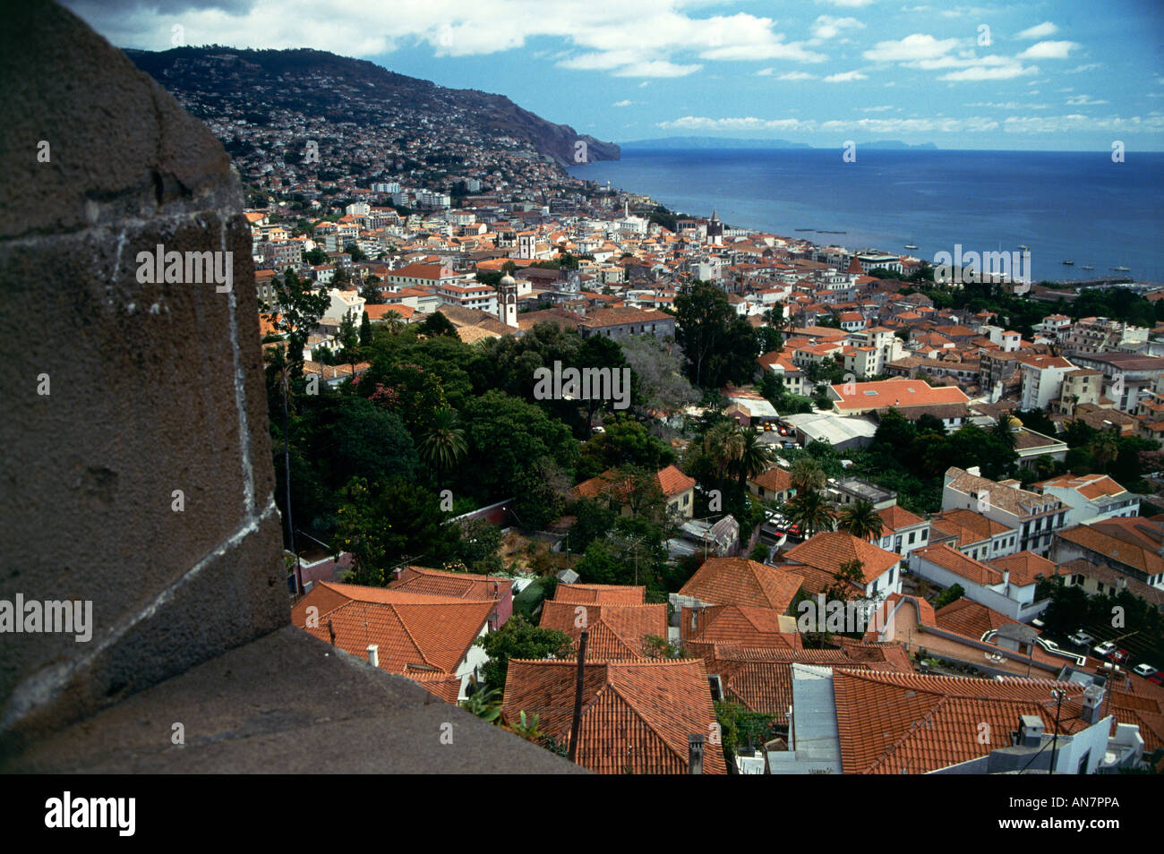 La prédominance rouge toits de la ville de Funchal vue encerclant la baie abritée par le point de vue Port Pico à l'ouest de la capitale de Madère Banque D'Images