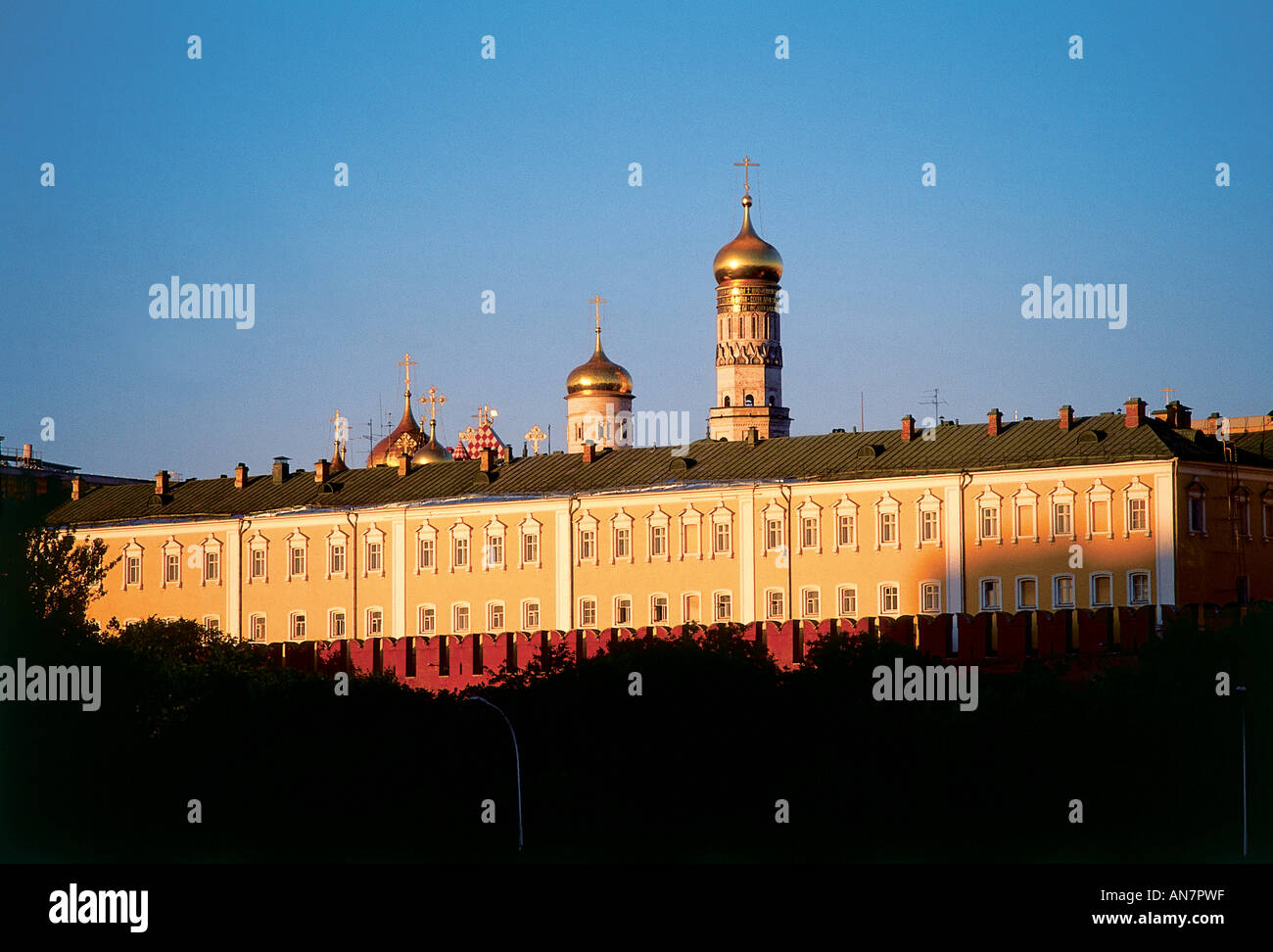 Vue de la rivière adjacente sun faible substitution, la façade du manège militaire commandé par Nicolas I en 1851 comme une extension pour le Grand Palais du Kremlin à Moscou Banque D'Images