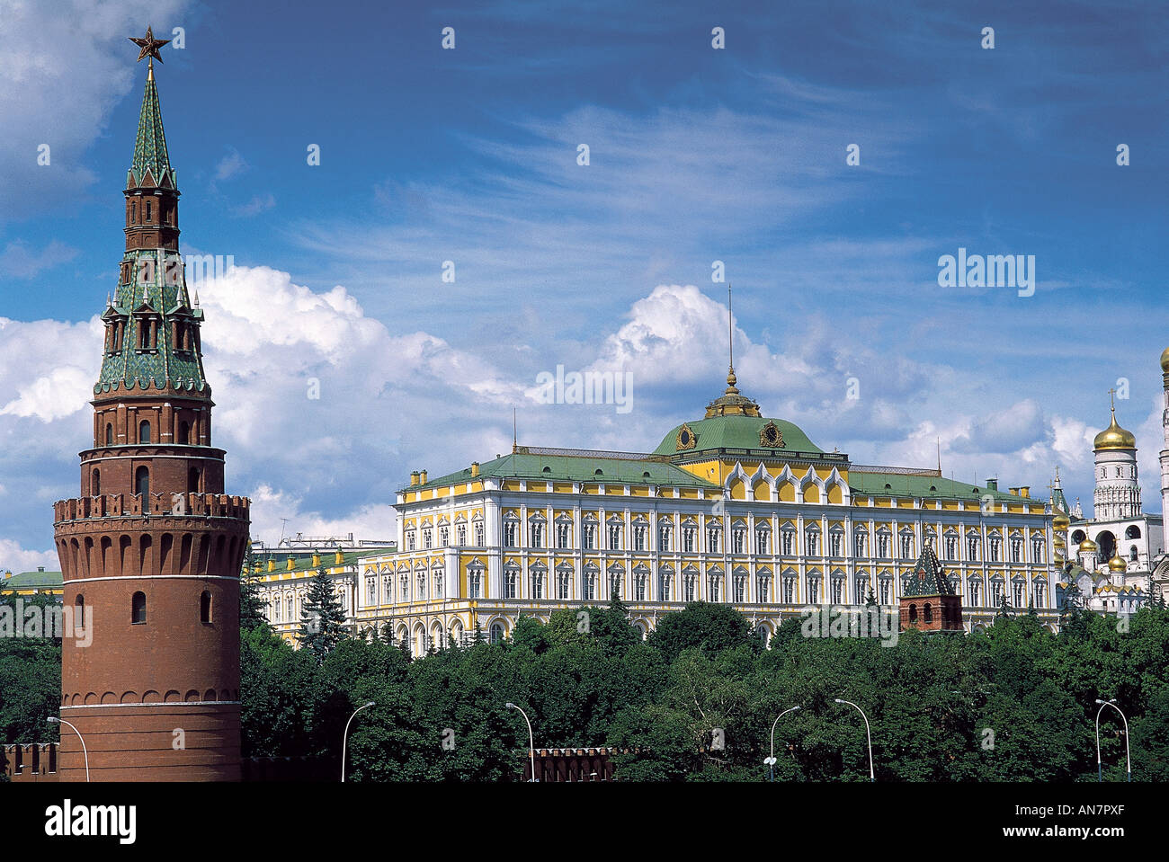 Situé derrière une banque d'arbres percés par les tours sont les murs jaune byzantin Russo du Grand Palais du Kremlin qui fut construit pour Nicholas J'en1838 49 et sert maintenant de lieu de rencontre pour le Soviet suprême Moscou Banque D'Images
