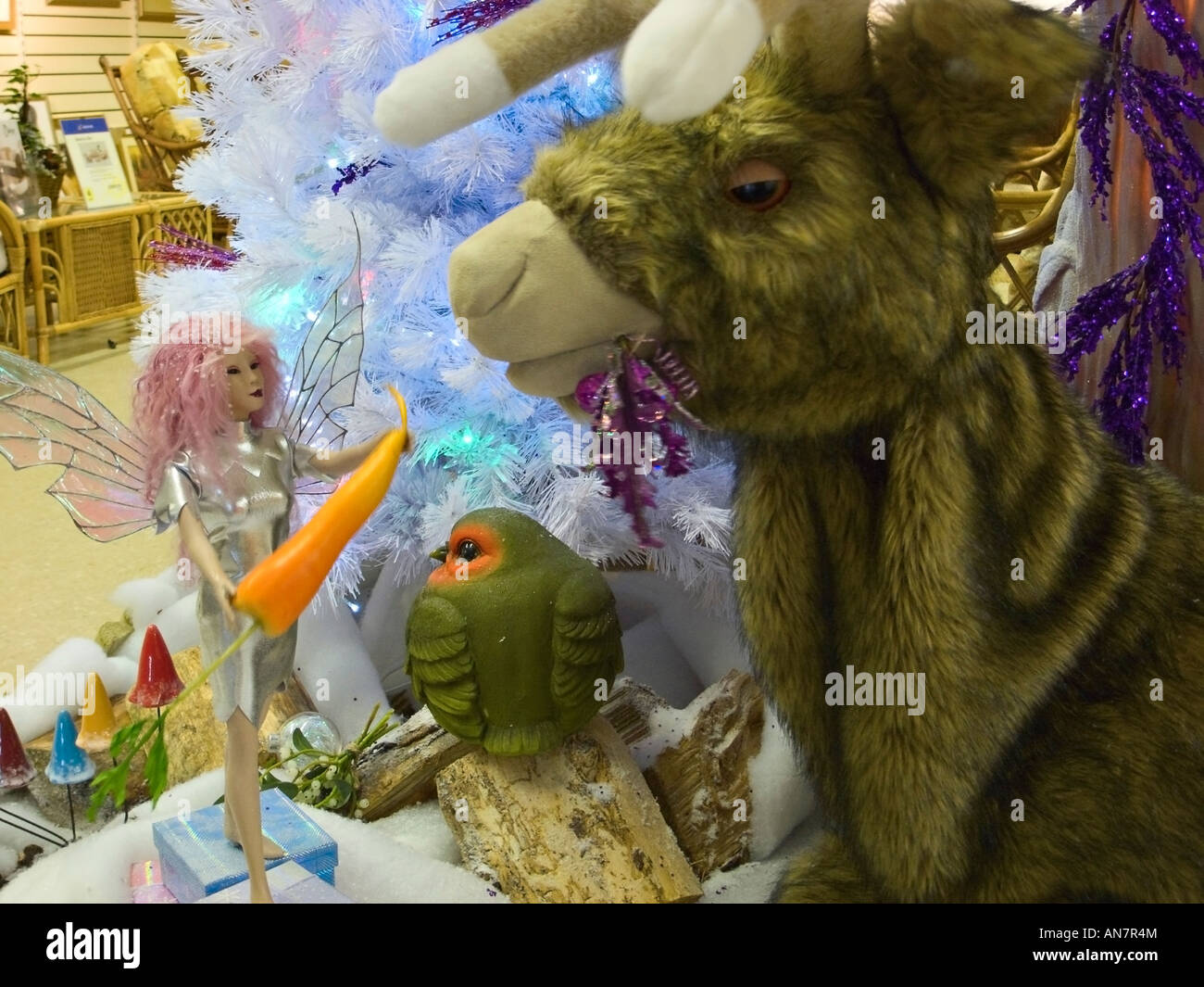 Affichage de Noël du grand magasin avec fairy offrant une carotte pour les rennes Banque D'Images