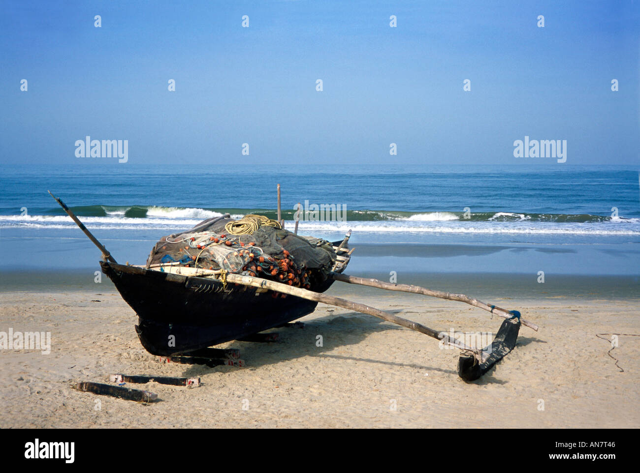 Pêche en canoë de mer traditionnelles Banque D'Images